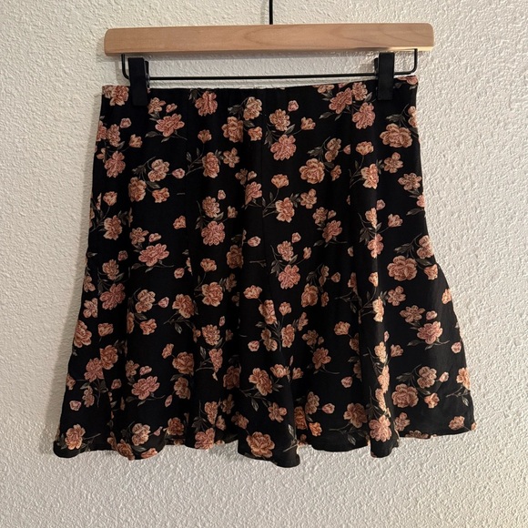 American Eagle Floral Mini Skirt - Picture 1 of 9